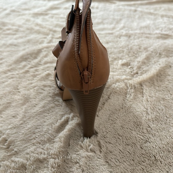 Tan heels by the brand Guess. Size 8 1/2. - Picture 4 of 5